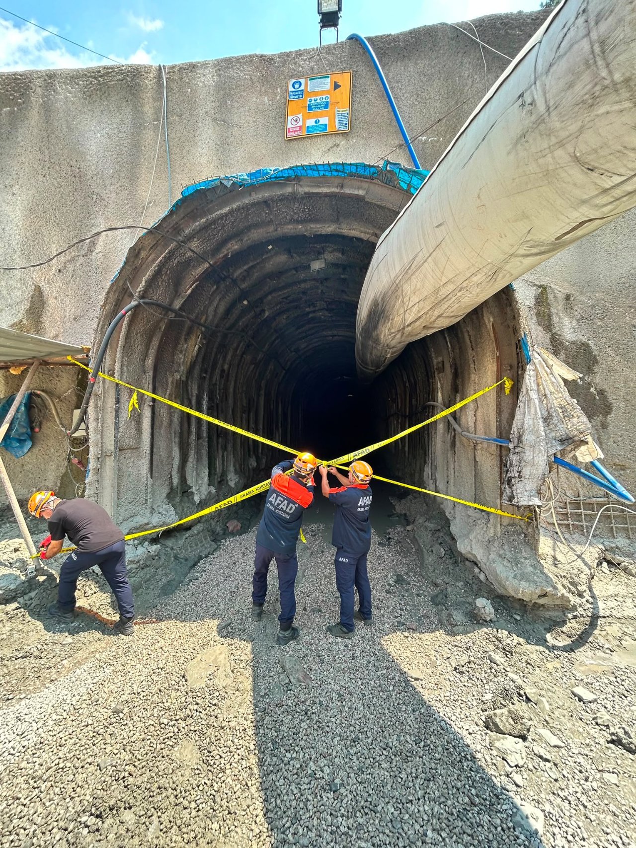 Adana’da göçük faciası! 1,5 metrelik kaya işçilerin üzerine düştü: 1 ölü, 1 yaralı