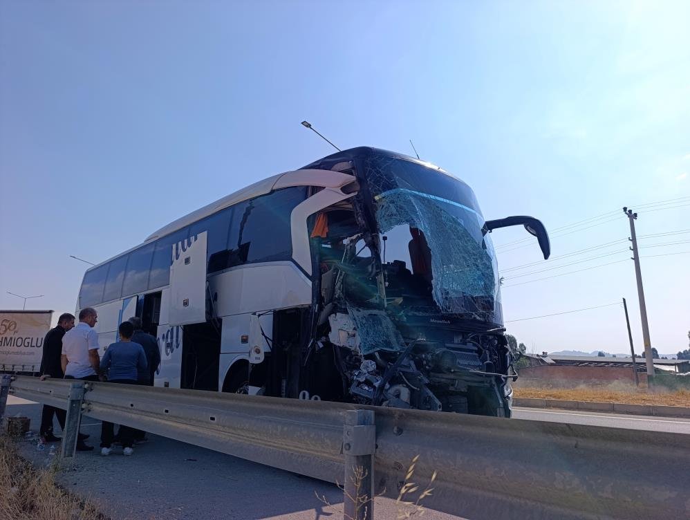 Afyonkarahisar'da feci kaza! Yolcu otobüsü, kamyonete çarptı: Ölü ve yaralılar var