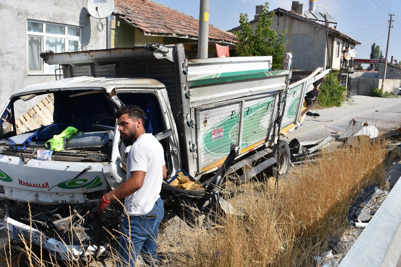 Afyonkarahisar'da feci kaza! Yolcu otobüsü, kamyonete çarptı: Ölü ve yaralılar var