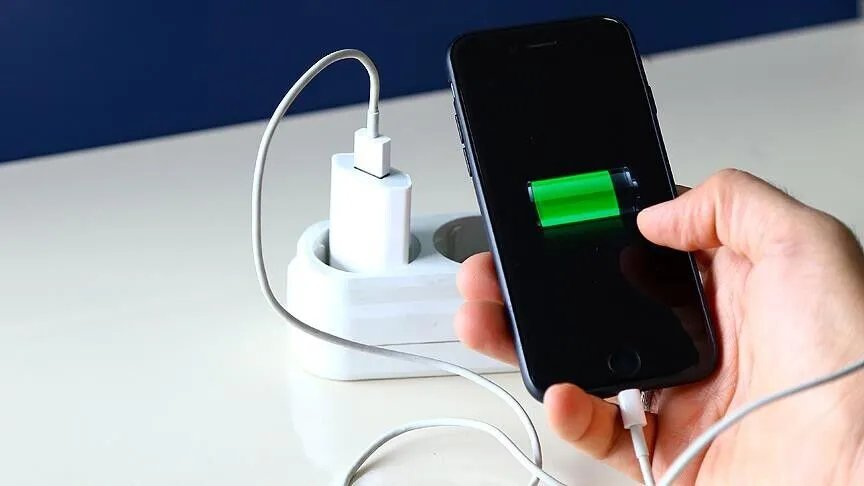 Akıllı telefonlarda çıkarılabilir bataryalar geri dönebilir! Peki ama neden kayboldu?