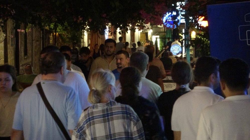 Gündüz bomboş, gece adım atacak yer kalmıyor! Saatler içinde nüfus 100 katına çıkıyor