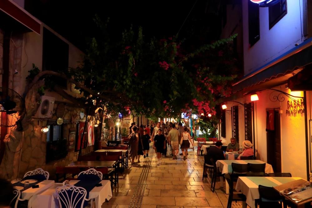 Gündüz bomboş, gece adım atacak yer kalmıyor! Saatler içinde nüfus 100 katına çıkıyor