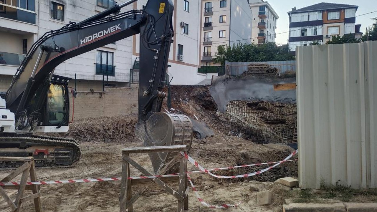 İstanbul'da yürekler ağza geldi! İnşaatın istinat duvarı çöktü: Yanındaki 5 katlı bina boşaltıldı