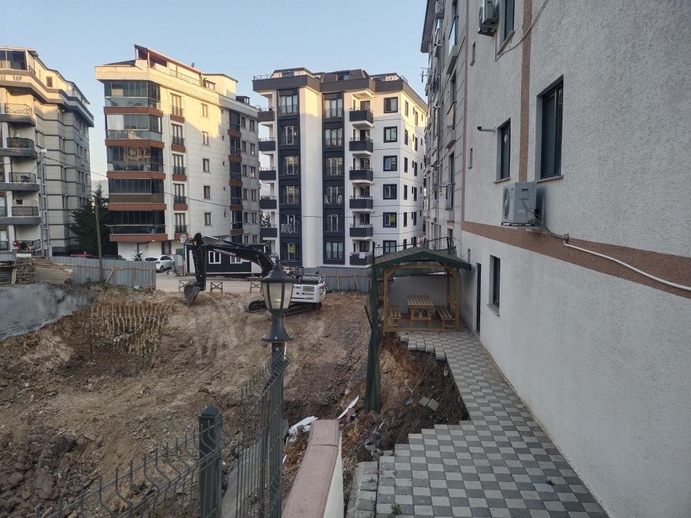 İstanbul'da yürekler ağza geldi! İnşaatın istinat duvarı çöktü: Yanındaki 5 katlı bina boşaltıldı
