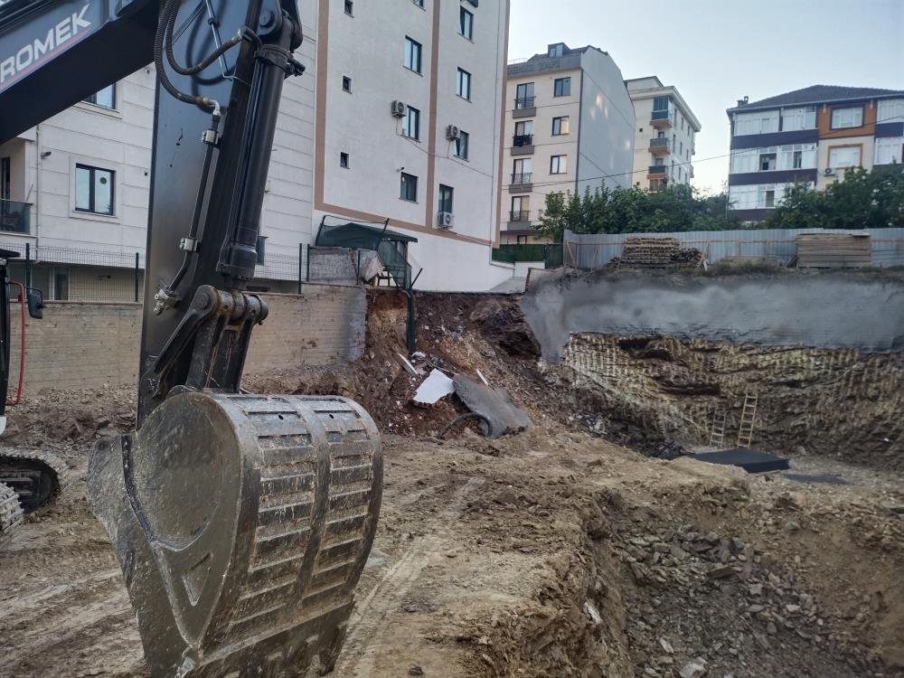 İstanbul'da yürekler ağza geldi! İnşaatın istinat duvarı çöktü: Yanındaki 5 katlı bina boşaltıldı