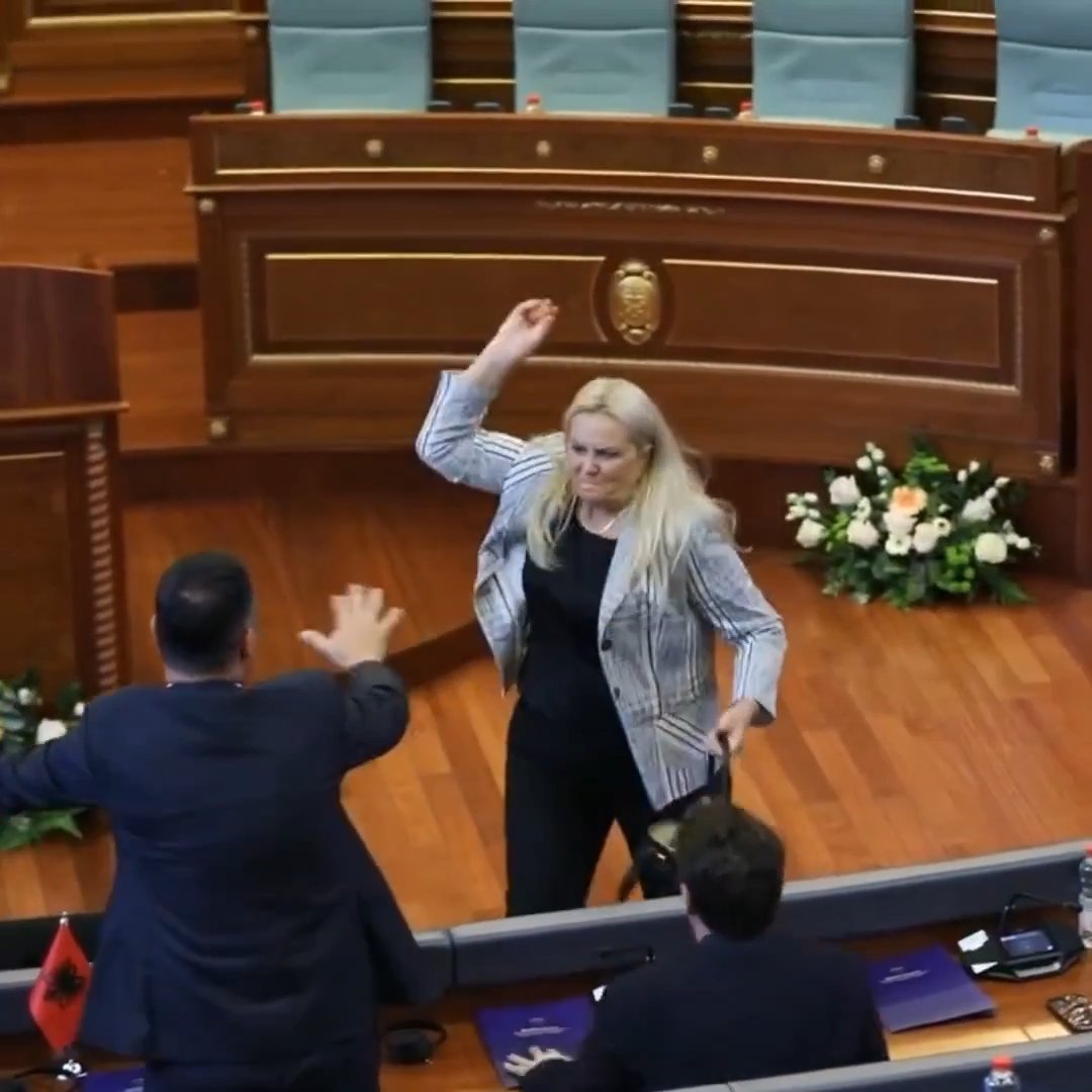 Kosova Meclisinde tansiyon yükseldi! Başbakan Kurtiye yumurtalı saldırı