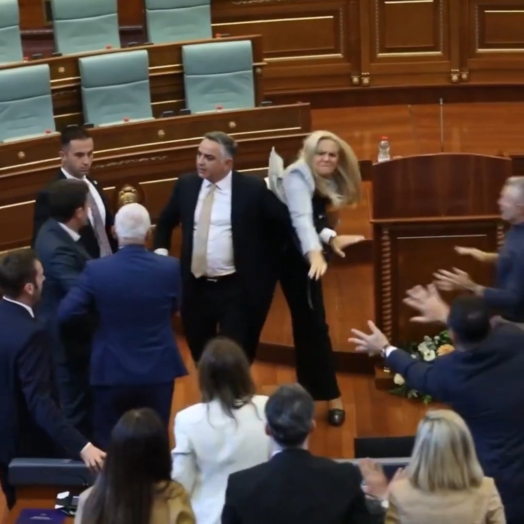 Kosova Meclisinde tansiyon yükseldi! Başbakan Kurtiye yumurtalı saldırı