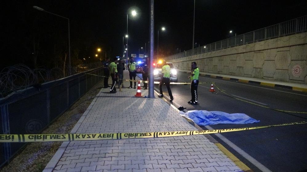 Motosiklet 50 metre sürüklendi! Genç adamın feci sonu