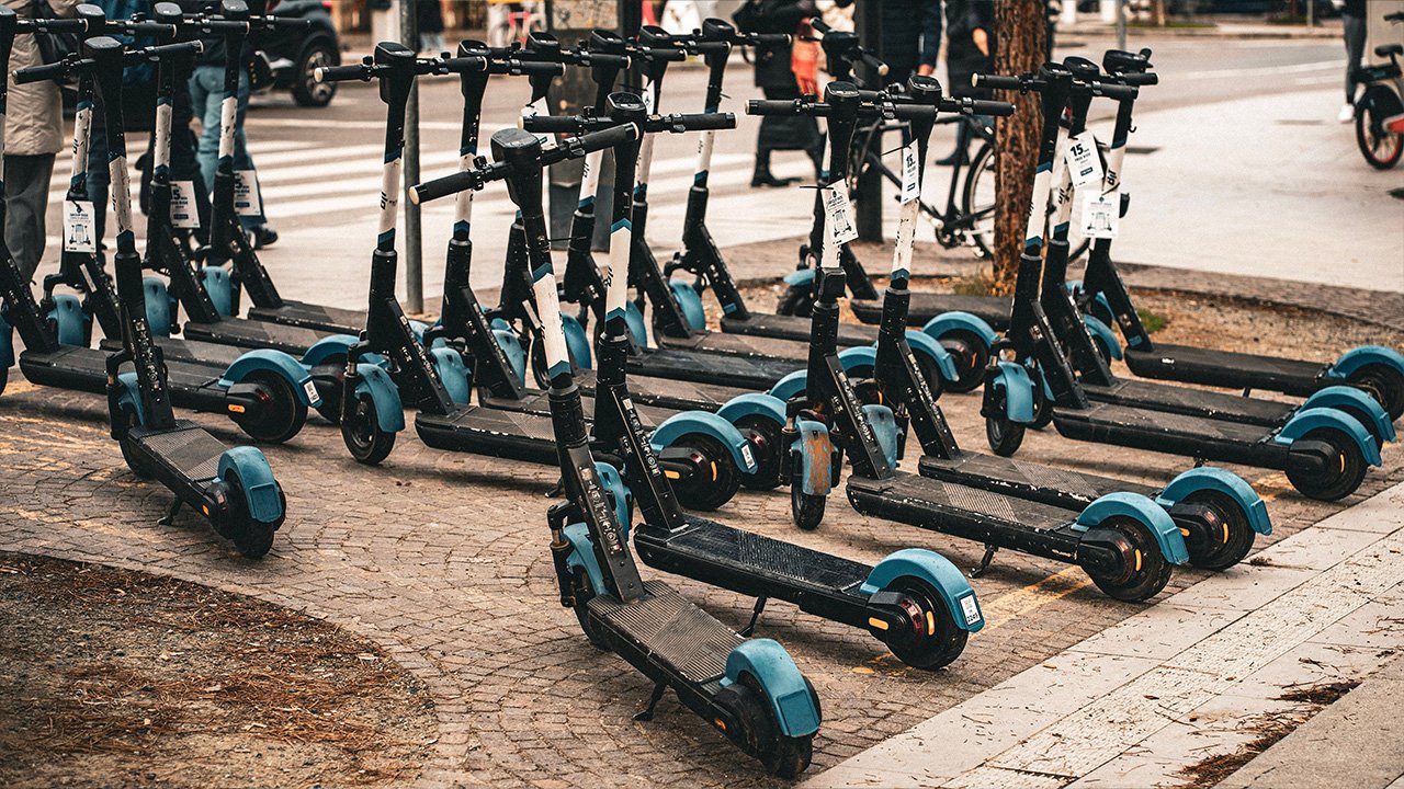 Paris'te elektrikli scooter alarmı! Kazalar arttı, yeni önlemler geldi