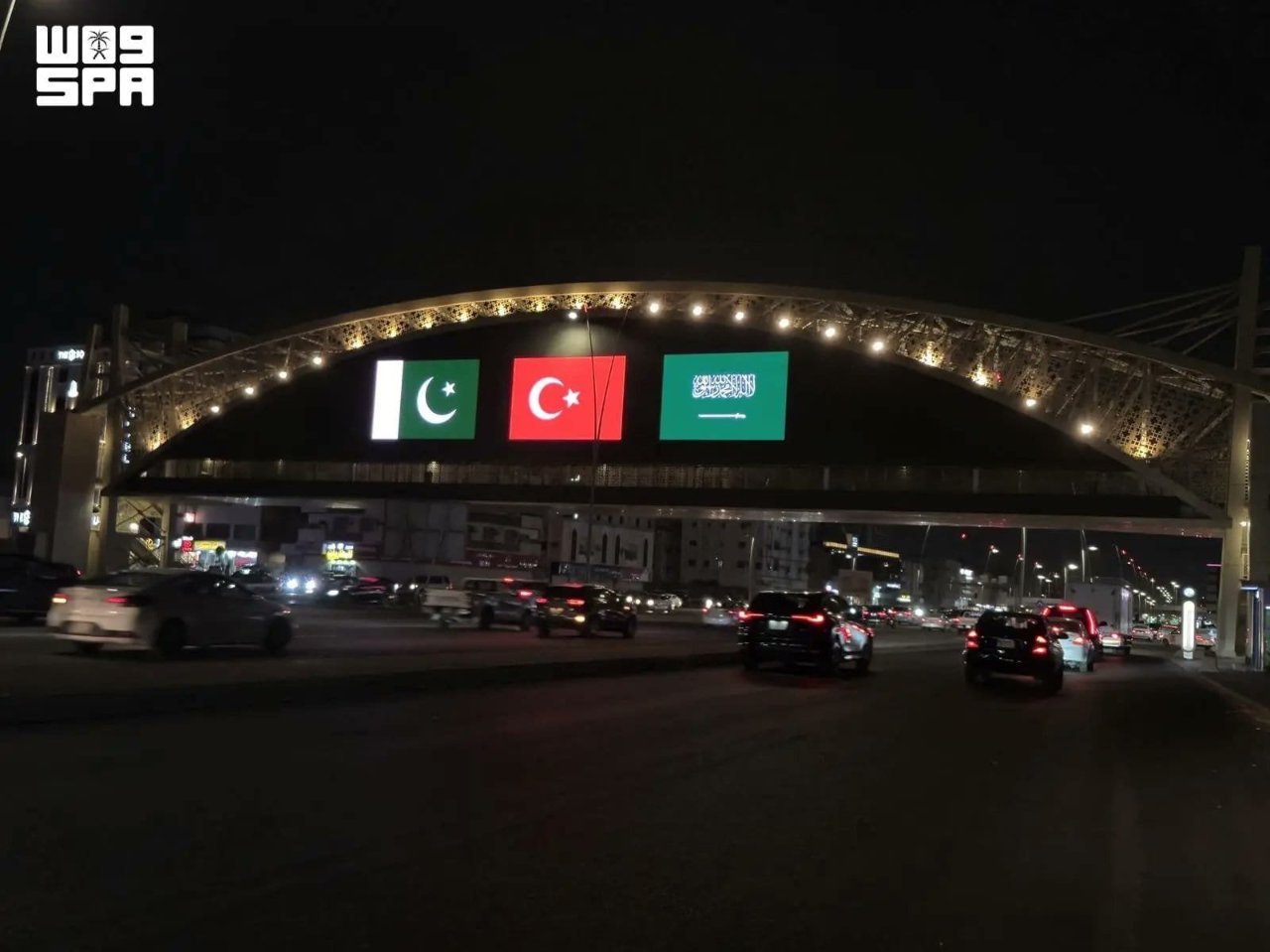 Suudi Arabistanda üçlü dayanışma mesajı! Simge yapılar üç ülkenin renklerine büründü