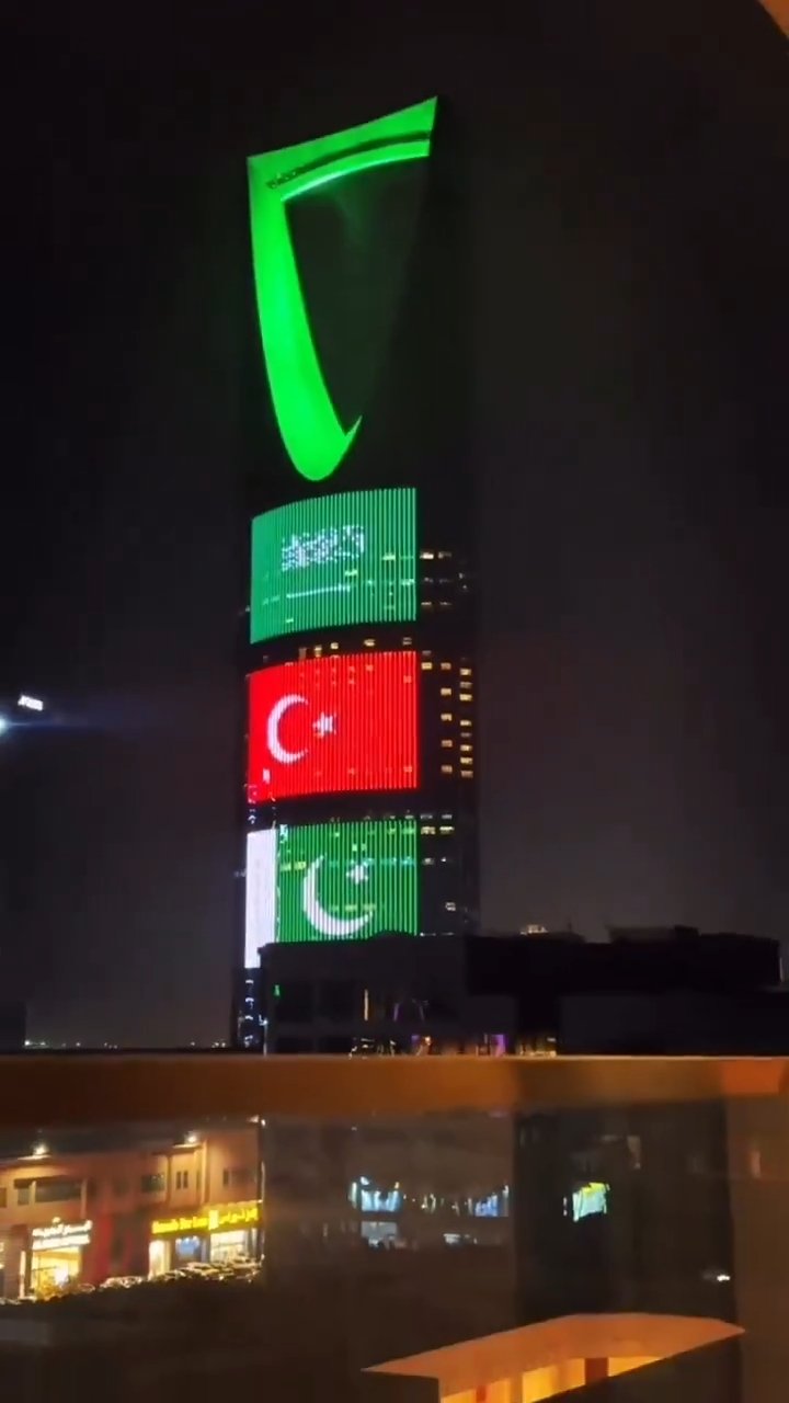 Suudi Arabistanda üçlü dayanışma mesajı! Simge yapılar üç ülkenin renklerine büründü
