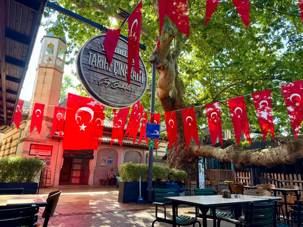 Tarihi Çınar Altı Çay Bahçesi