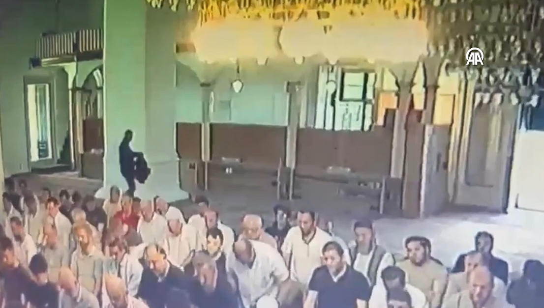 Fatihte camide ‘Pes’ dedirten olay! Namaza durdu, yılların emeği gitti! ‘Beni perişan etti’