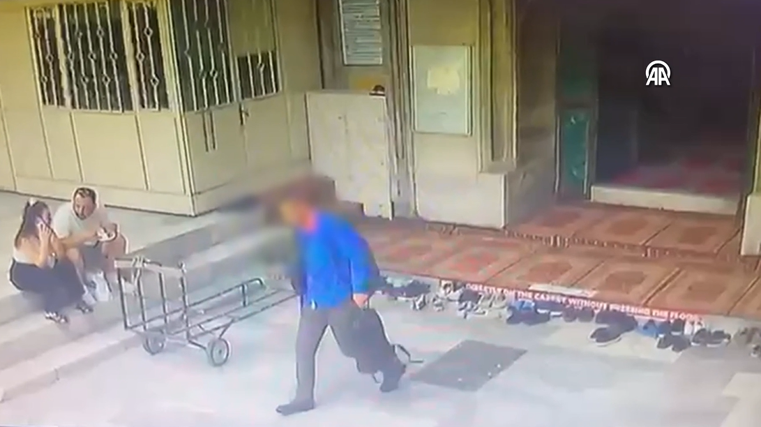 Fatihte camide ‘Pes’ dedirten olay! Namaza durdu, yılların emeği gitti! ‘Beni perişan etti’