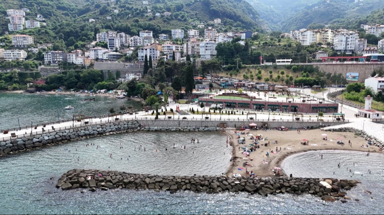 Gökdelenler yıkıldı, sahil halka kaldı! Vatandaş denizin keyfini çıkarıyor
