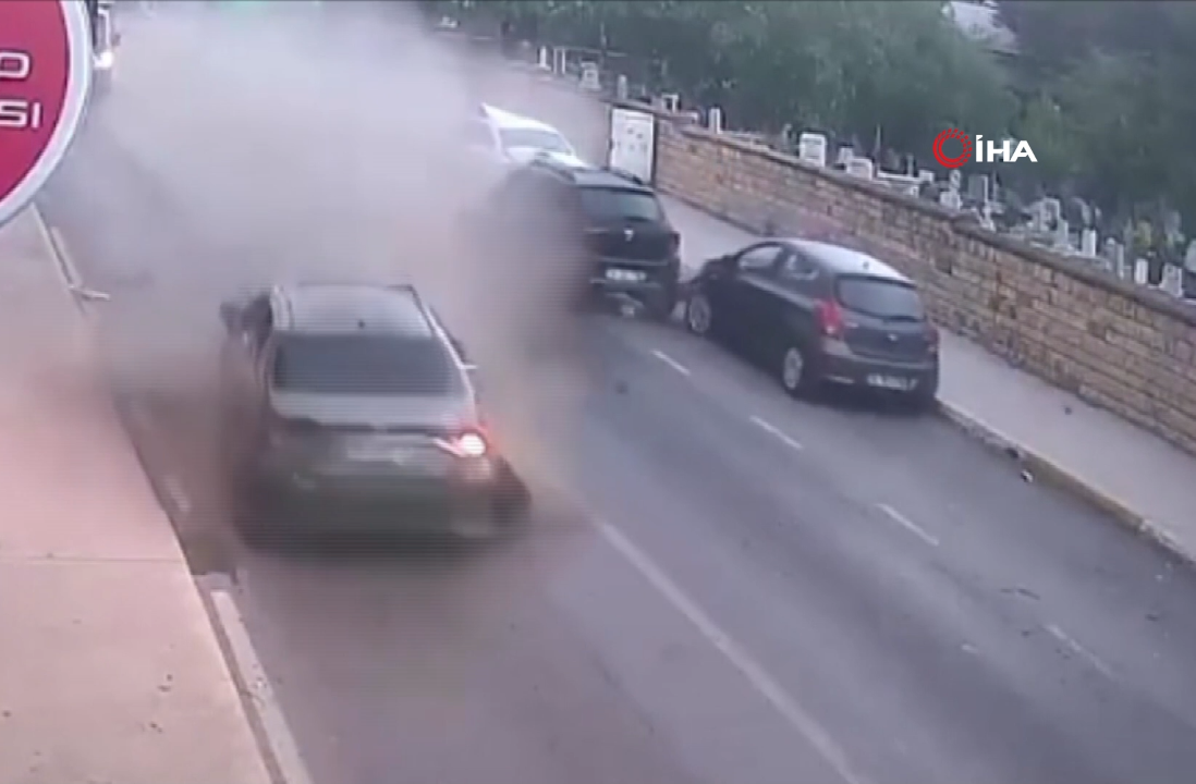İstanbul Kartal’da dehşet anları! Otomobil 3 araca çarpıp takla attı