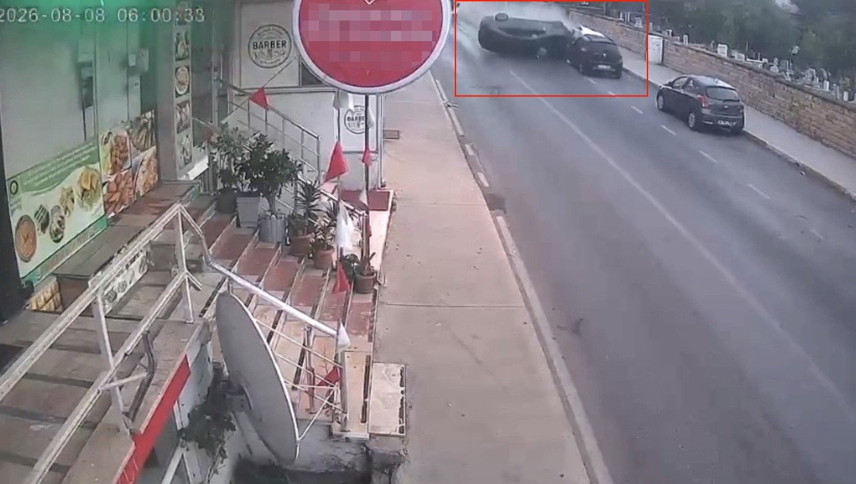 İstanbul Kartal’da dehşet anları! Otomobil 3 araca çarpıp takla attı