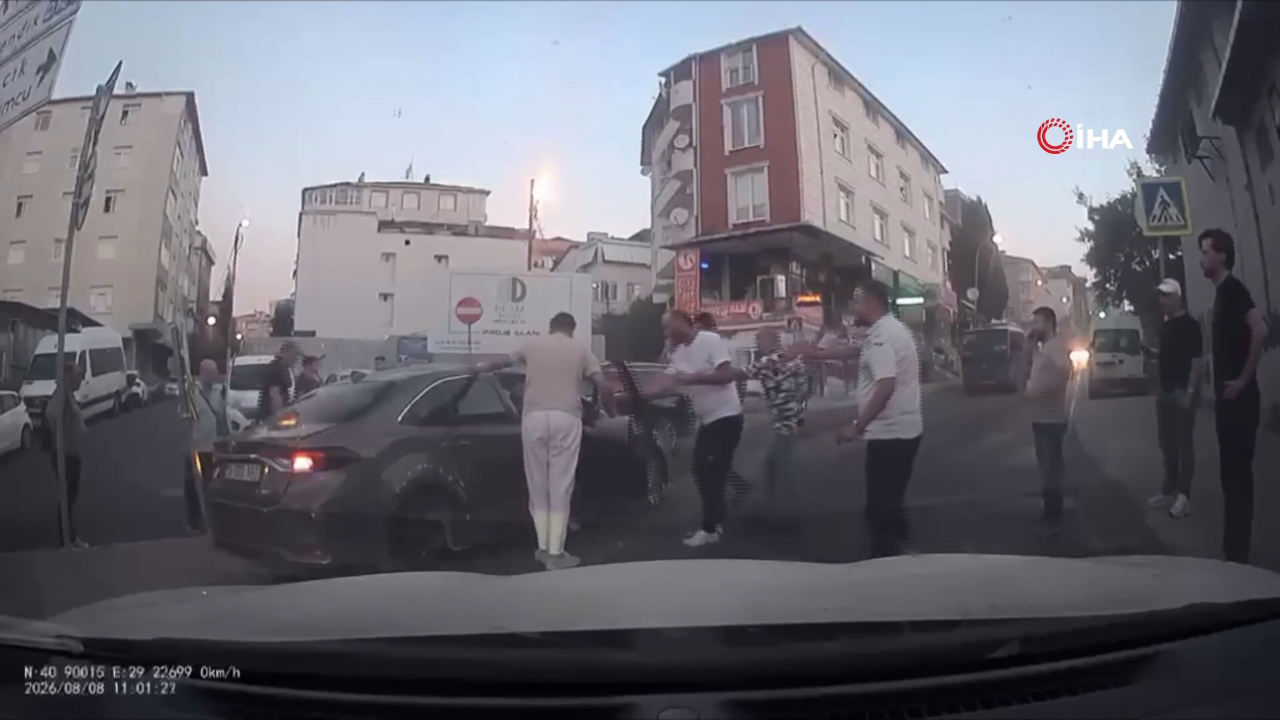 İstanbul Kartal’da dehşet anları! Otomobil 3 araca çarpıp takla attı
