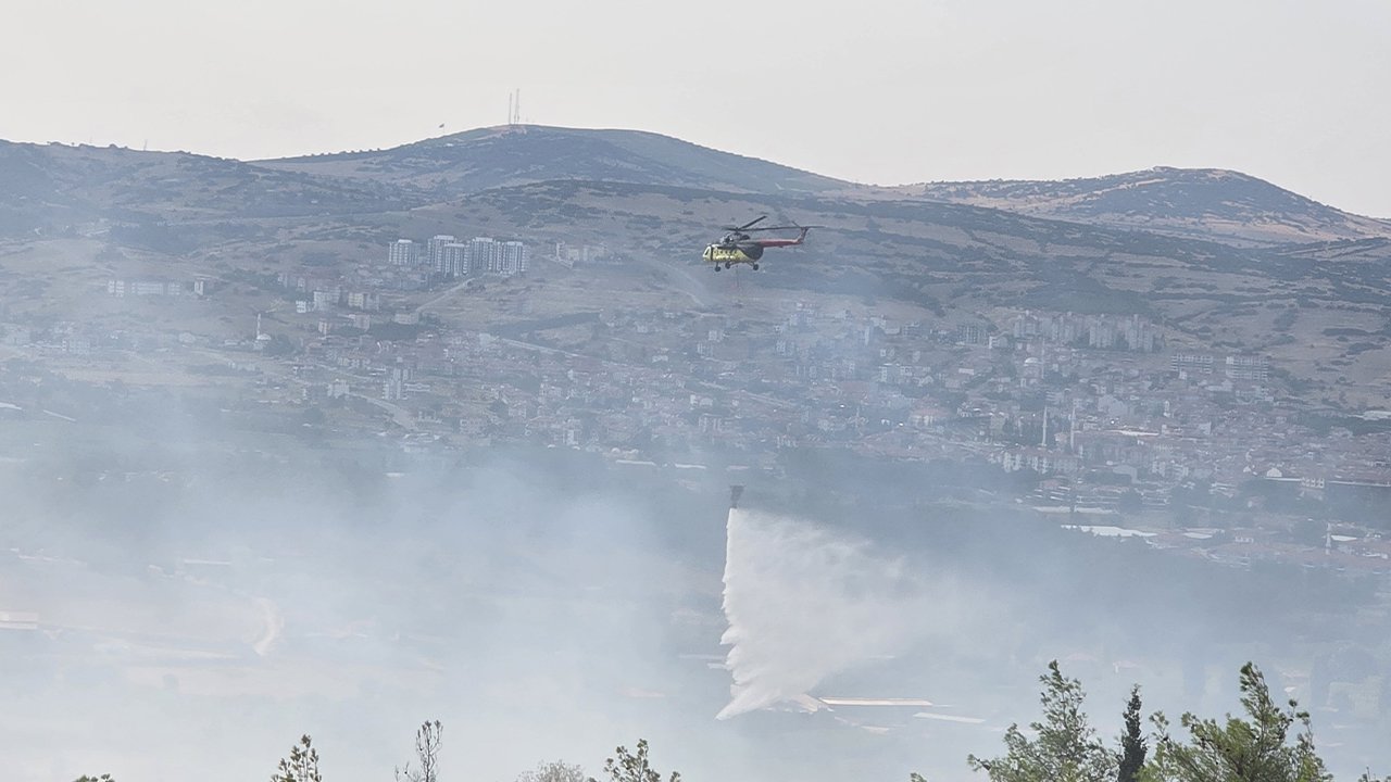 Manisa Kula'da yangın! Alevler yerleşim yerlerinin yanı başında