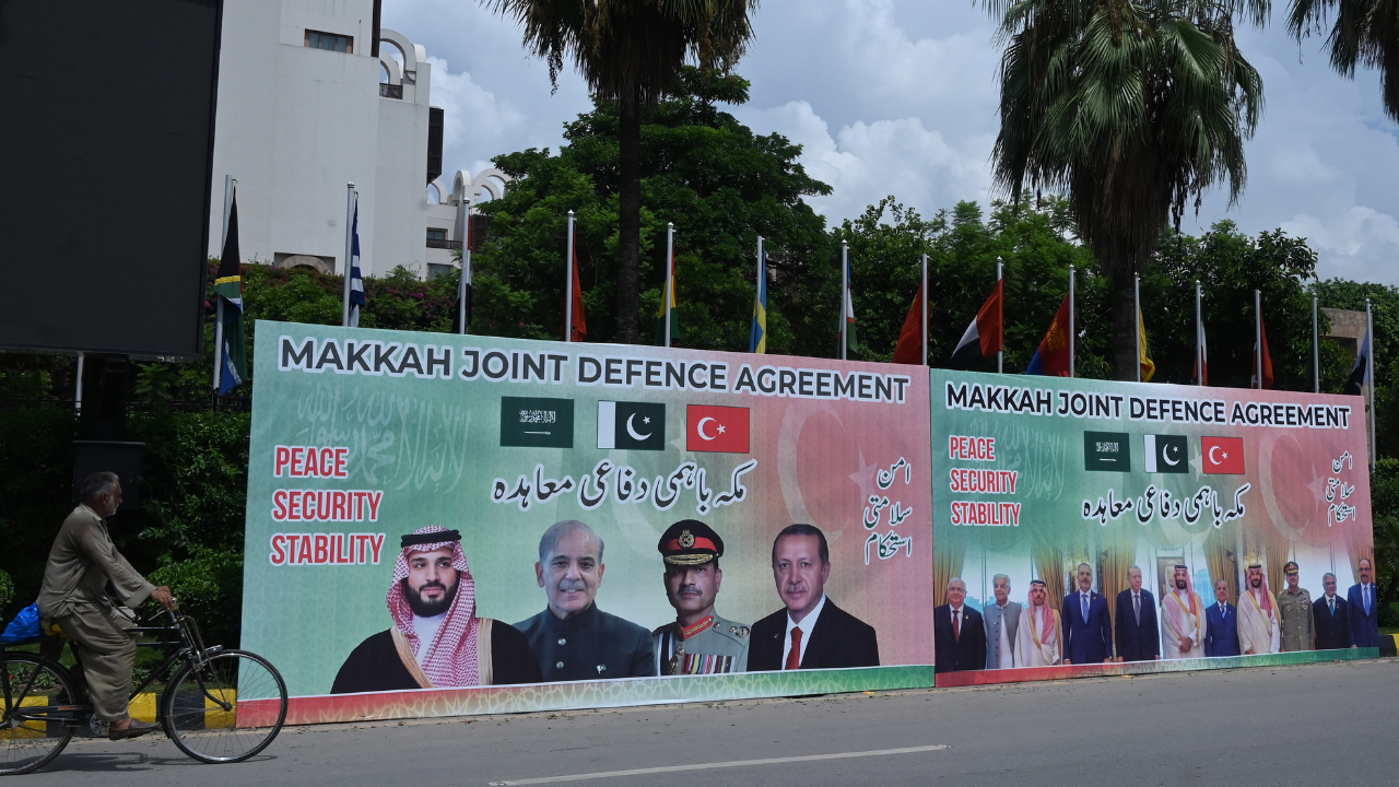 Suudi Arabistan’ın ardından Pakistan’da da aynı görüntü! Mekke Anlaşması sonrası sokaklara asıldı 