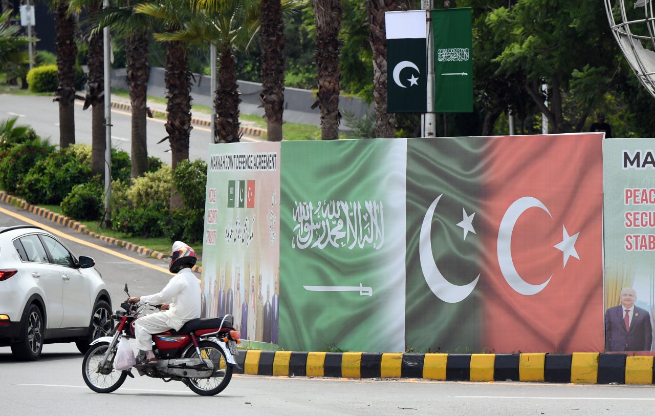 Suudi Arabistan’ın ardından Pakistan’da da aynı görüntü! Mekke Anlaşması sonrası sokaklara asıldı