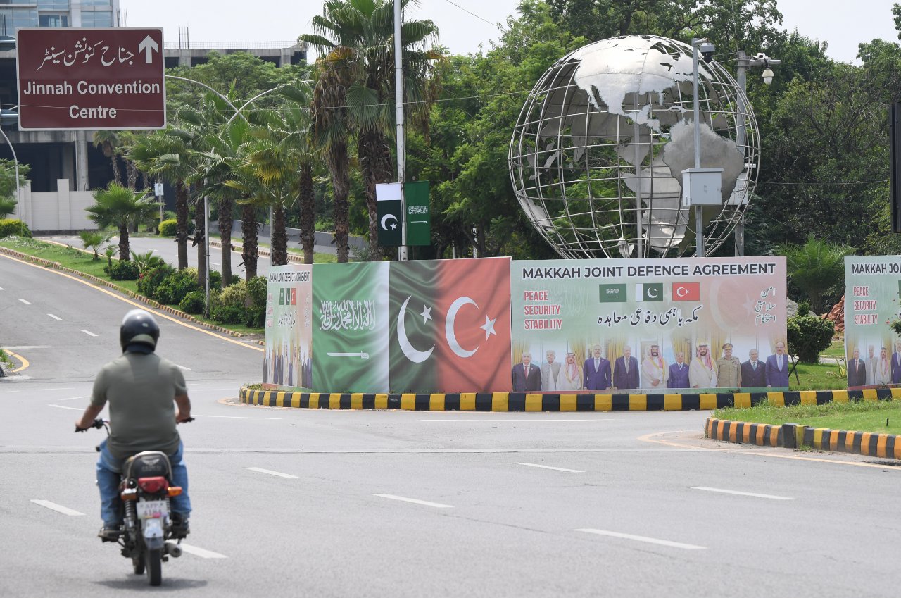 Suudi Arabistan’ın ardından Pakistan’da da aynı görüntü! Mekke Anlaşması sonrası sokaklara asıldı