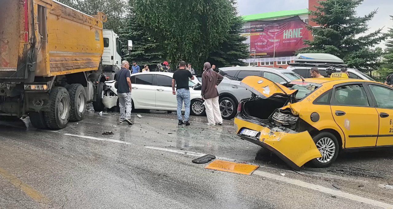 Yağış başladı, ortalık savaş alanına döndü! 10 araç birbirine girdi