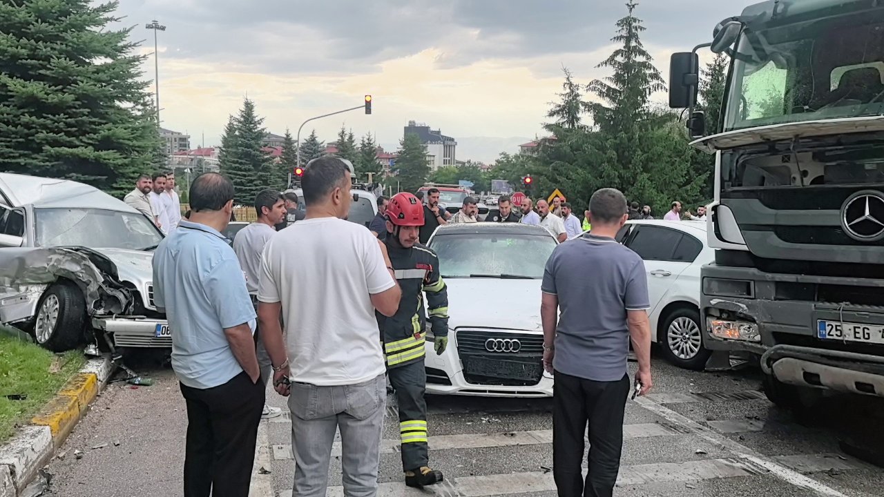 Yağış başladı, ortalık savaş alanına döndü! 10 araç birbirine girdi