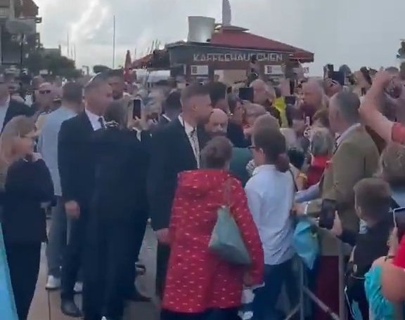 Almanyada Başbakan Merze şok protesto şoku! Seçim mitinginde yuhalandı, kaçacak yer bulamadı