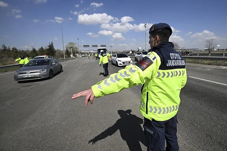 Arananlar denetimden böyle kaçıyormuş! Sosyal medyadaki 'kaçış ağı' çökertildi