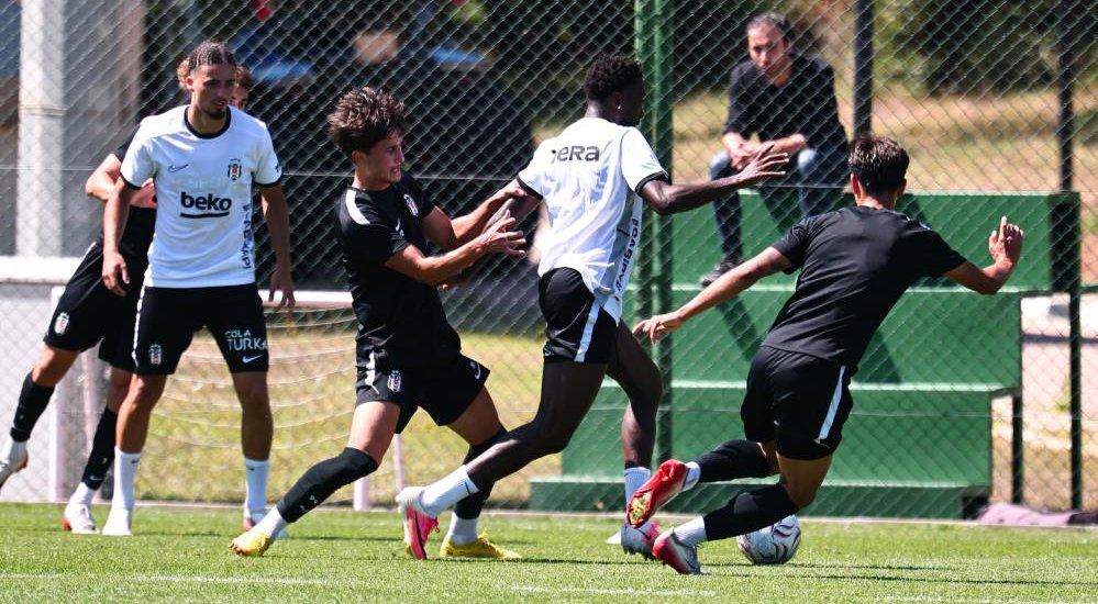 Beşiktaş, Fenerbahçe ile Kadıköy'de oynayacağı karşılaşmaya hazırlanıyor.
