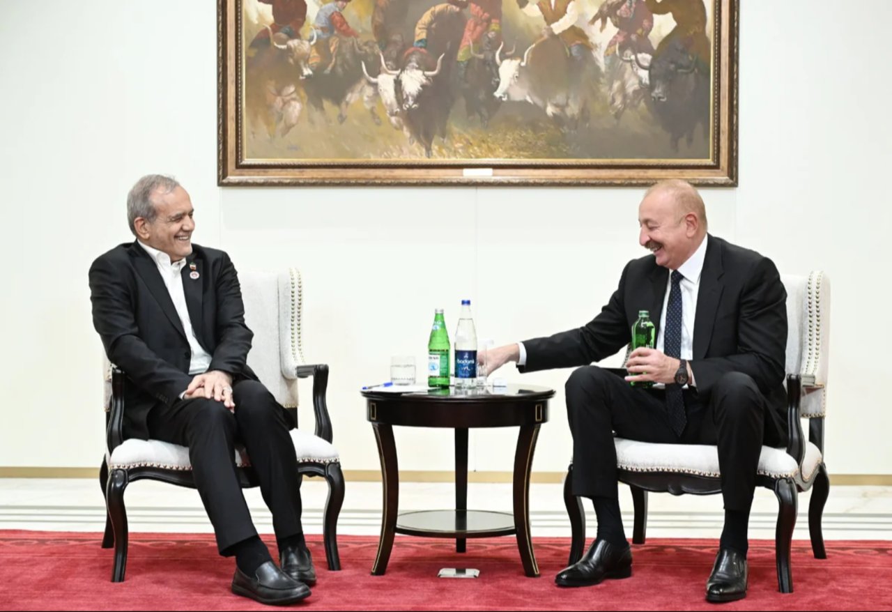 Bişkek'te tercümansız Türkçe sohbet kırıp geçirdi! Aliyev'in getirdiği 'İstisu'yu görünce Pezeşkiyan' sitem etti