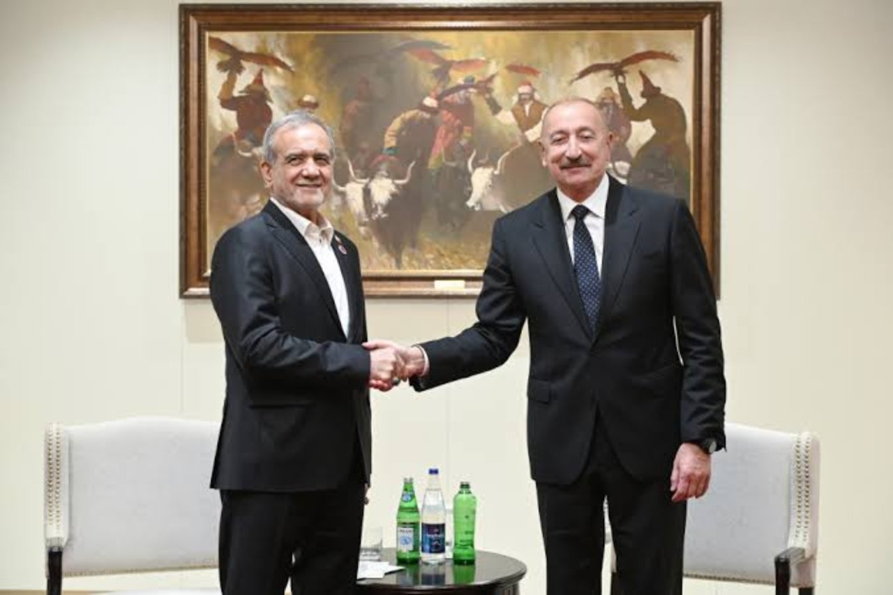 Bişkek'te tercümansız Türkçe sohbet kırıp geçirdi! Aliyev'in getirdiği İstisu'yu görünce Pezeşkiyan' sitem etti