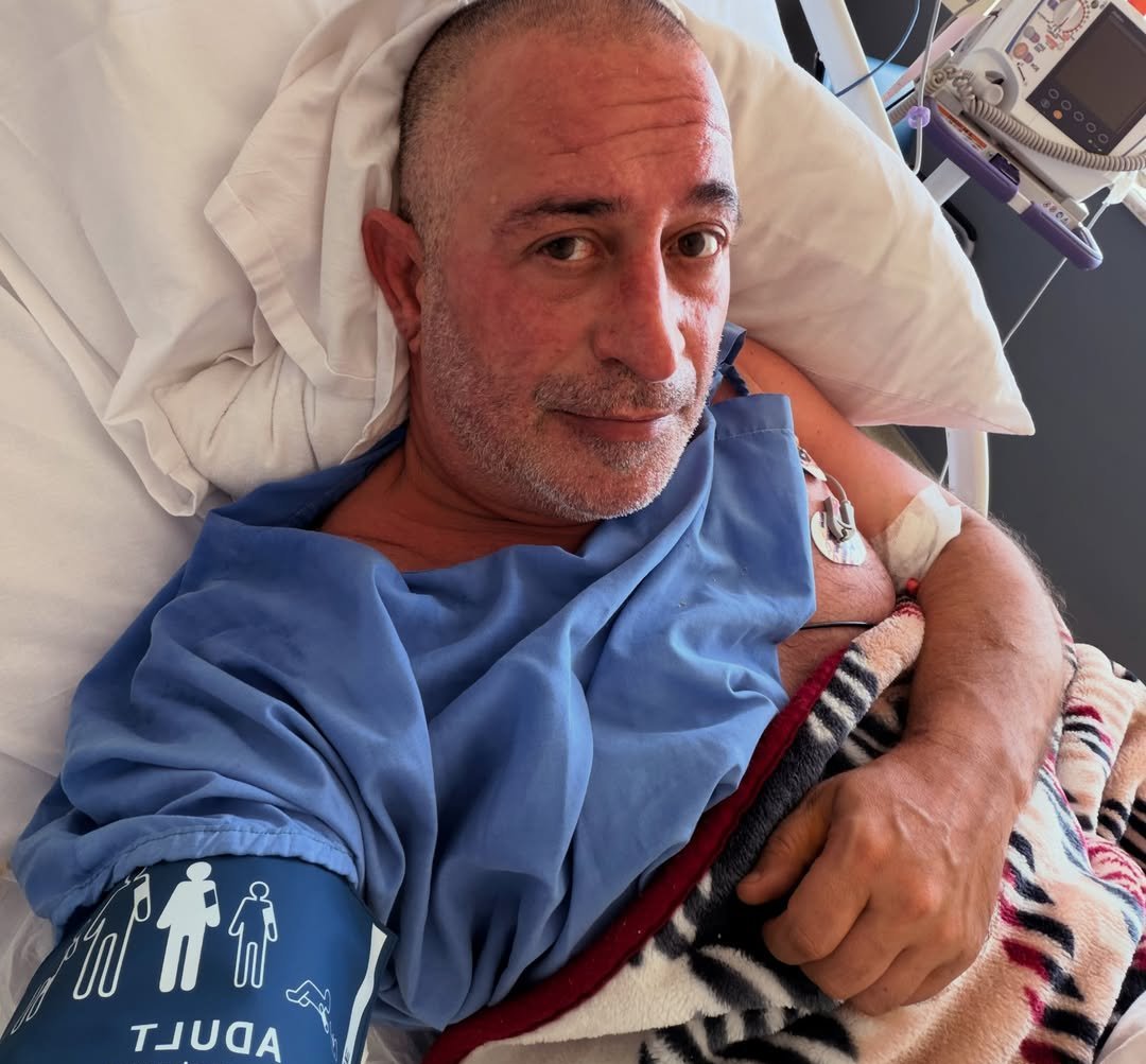 Cem Yılmaz’dan kalp krizi sonrası aile pozu! Taburcu olur olmaz yanlarına gitti