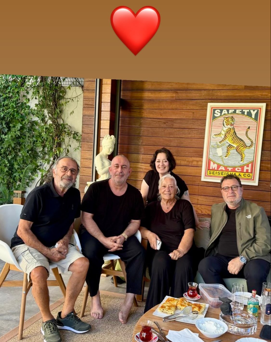 Cem Yılmaz’dan kalp krizi sonrası aile pozu! Taburcu olur olmaz yanlarına gitti