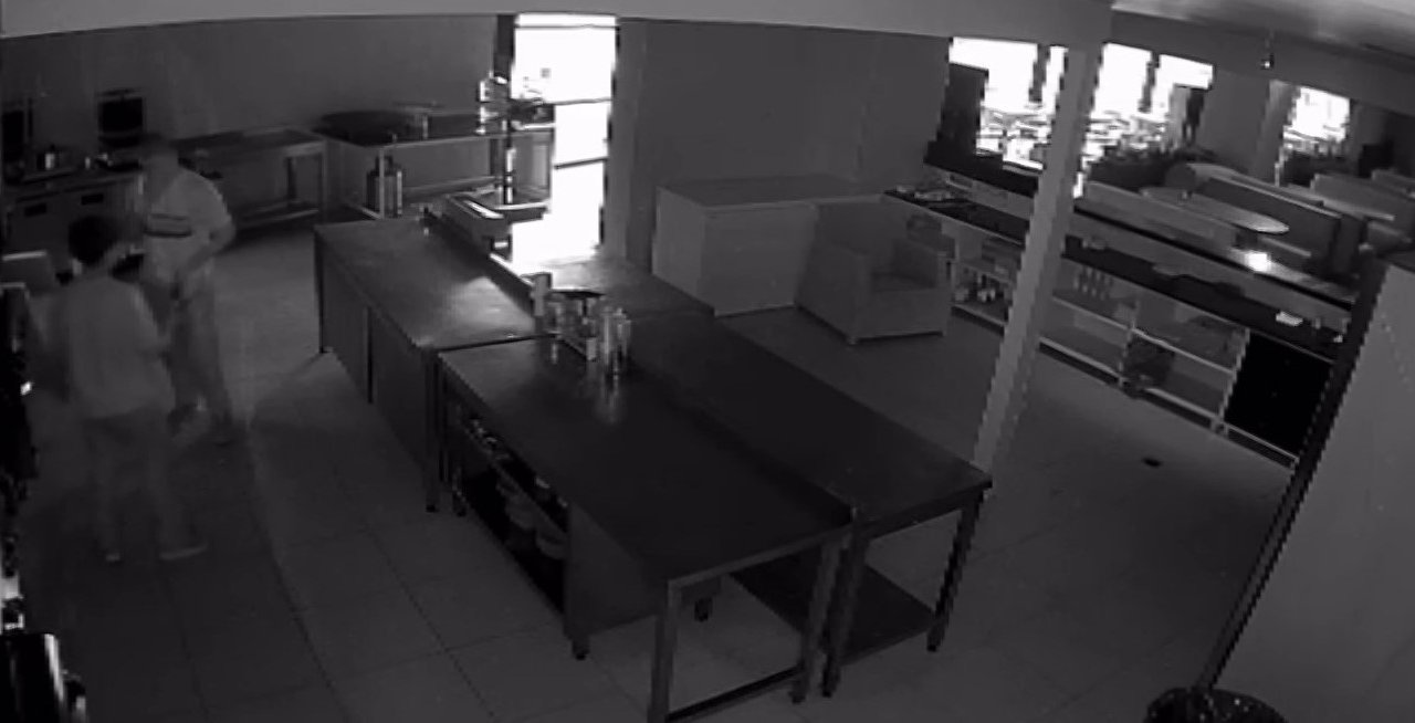 Elazığ'da hırsızlık için kafeye giren şüpheliler sucuklu yumurta yaptı
