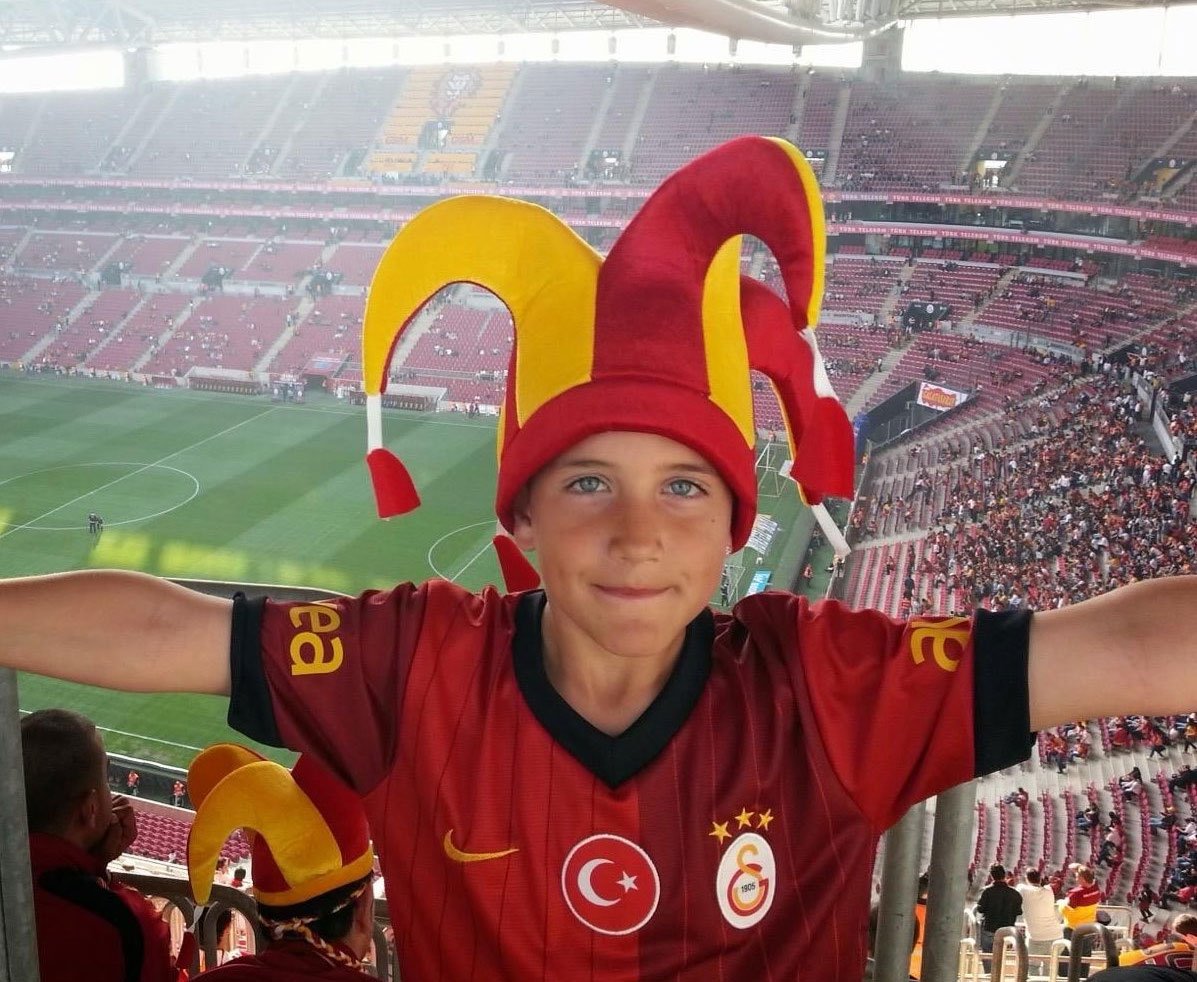 Deniz çocukken sıkı bir  G.Saray taraftarıydı.