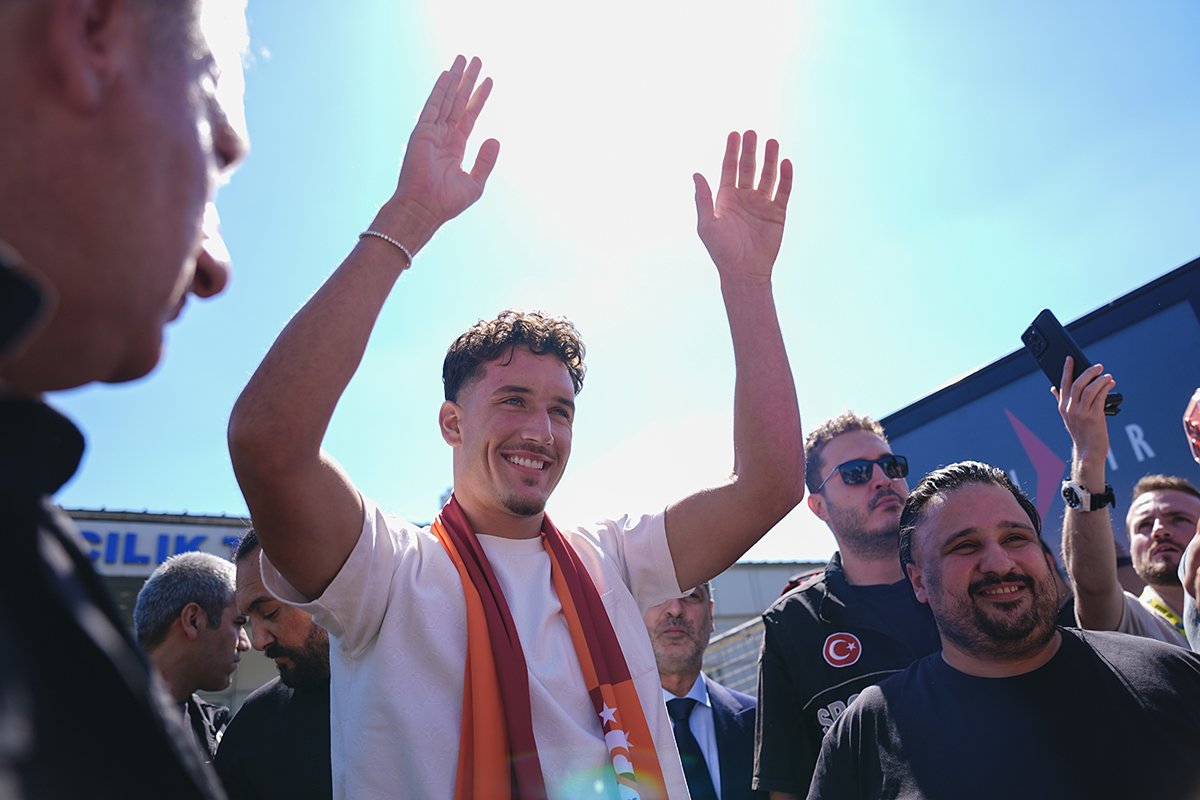 Milli futbolcu, Galatasaray taraftarına "üçlü" çektirdi.