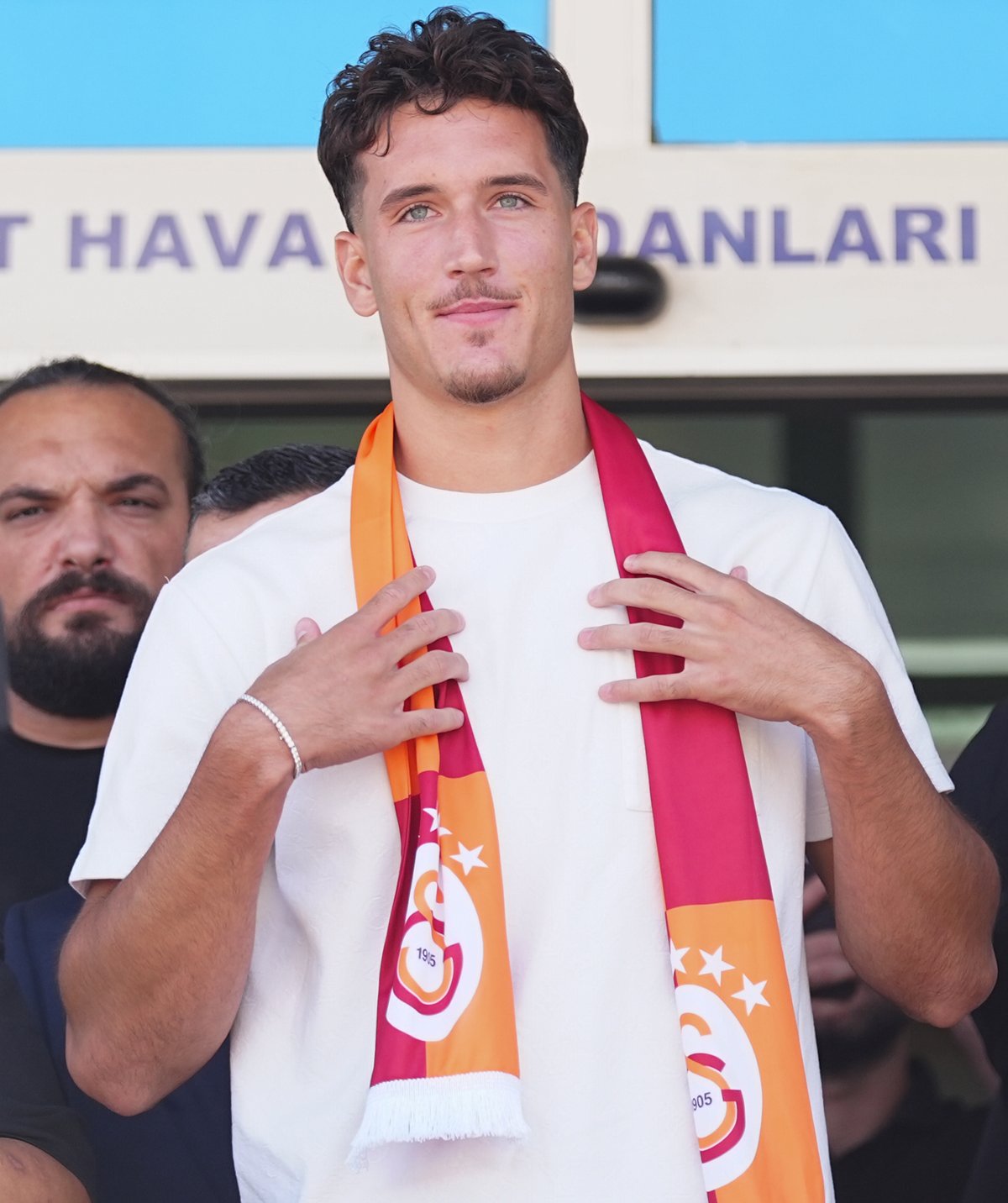 Genç santrfor, basın mensuplarına Galatasaray atkısıyla poz verdi.