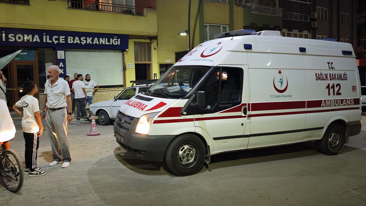 Kontrolden çıkan otomobil parti binasına çarptı