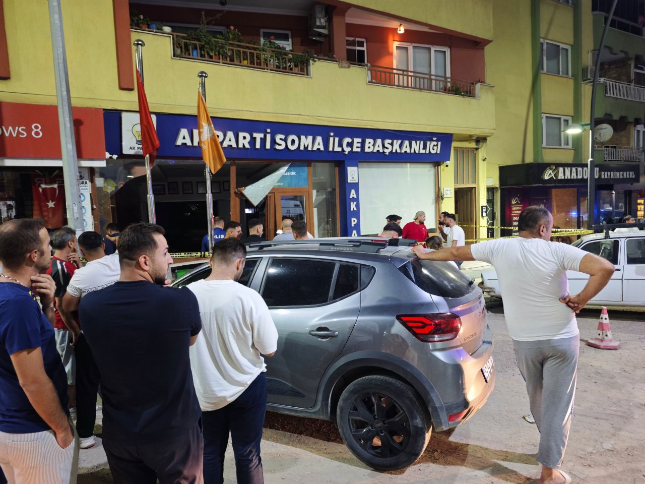 Kontrolden çıkan otomobil parti binasına çarptı