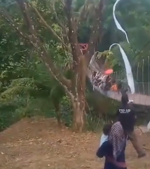 Köprü açılışı felaketle sonlandı: Saniyeler içinde çöktü, üzerindekiler dereye düştü