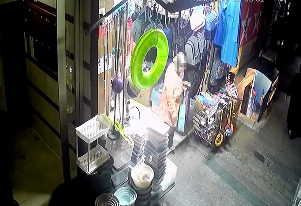 Mağazadan çanta çaldı, 10 dakika sonra iade etmeye geldi! Foyası ortaya çıkınca bakın ne yaptı