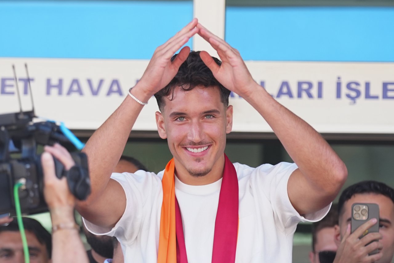 Milli futbolcu Deniz Gül, Galatasaray için İstanbul'a geldi