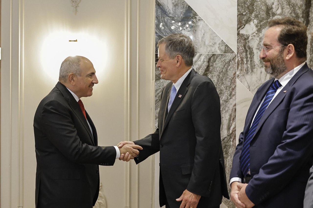 Ermenistan Başbakanı, Bişkek'te Senatör Deanes başkanlığındaki Amerikan heyeti ile bir araya geldi.