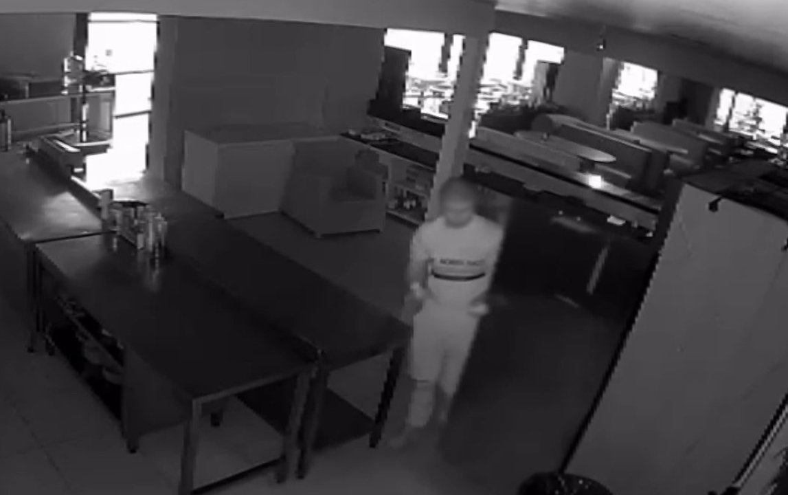 Pişkin hırsızların rahatlığı kamerada! Önce kasayı boşalttılar, sonra karınlarını doyurdular