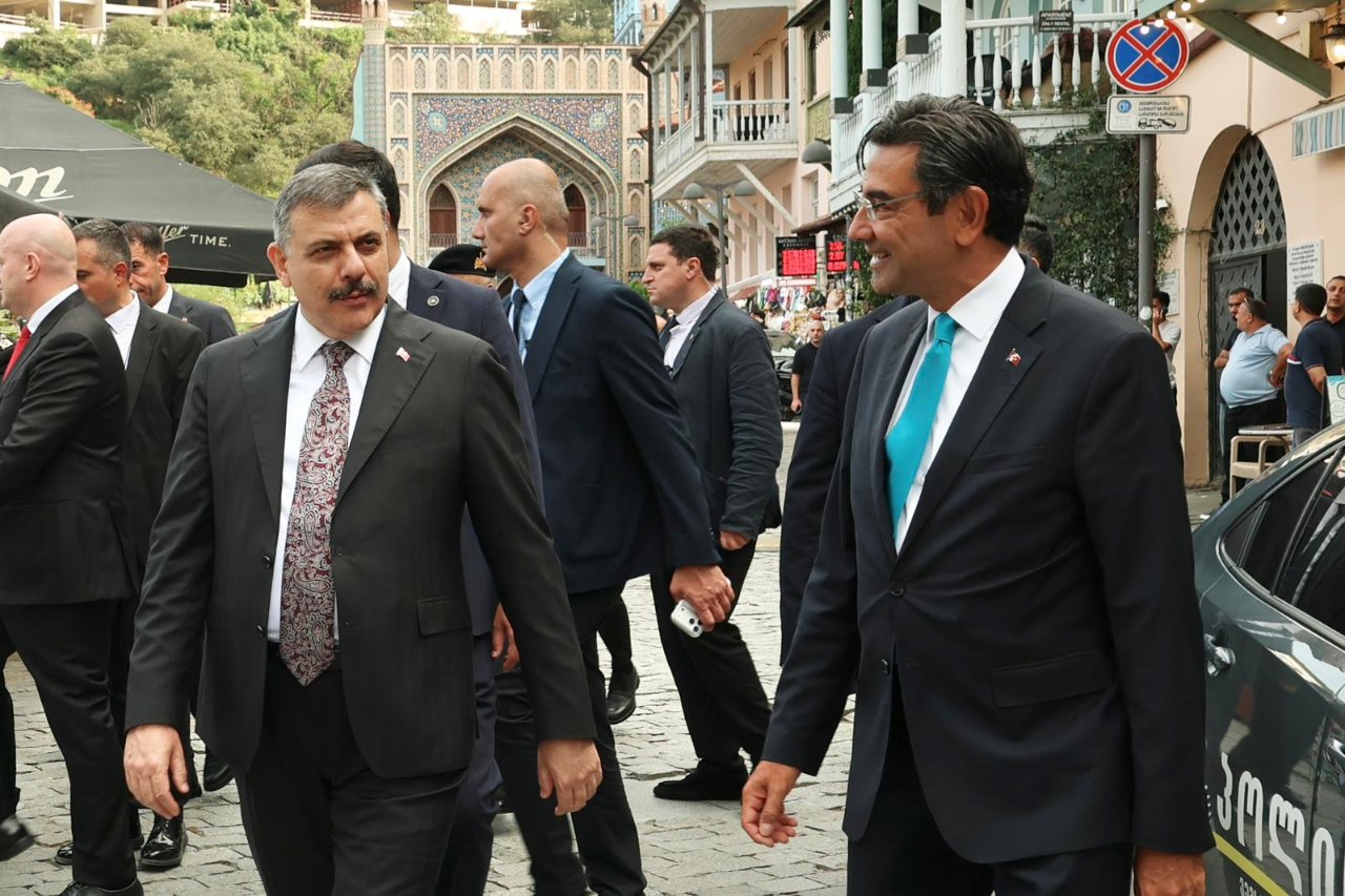 Türkiye'de suç işleyip sınırı aşıyorlardı: Bakan Çiftçi'den Gürcistan'da net mesaj!