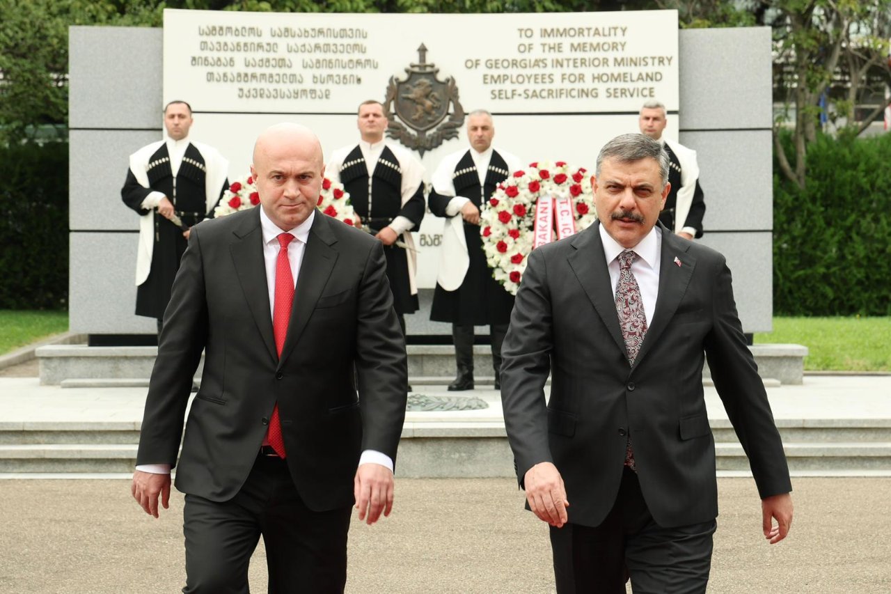 Türkiye'de suç işleyip sınırı aşıyorlardı: Bakan Çiftçi'den Gürcistan'da net mesaj!