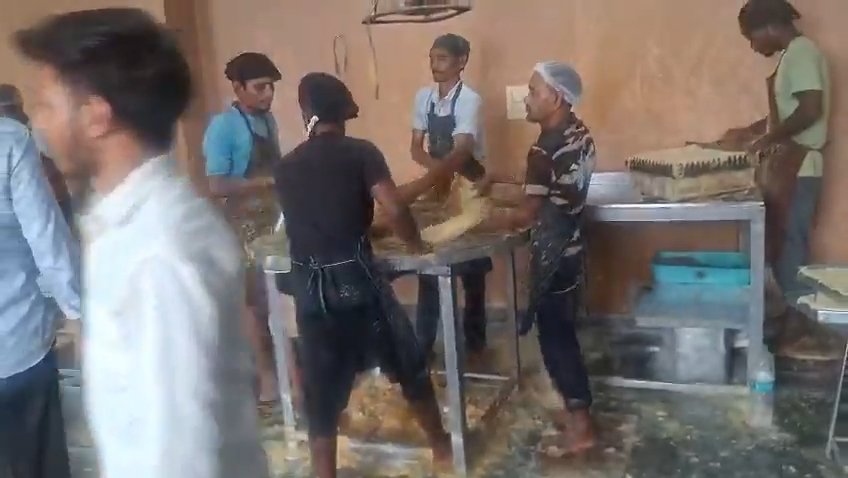 Üretim tesisinde bir skandal daha! Denetimde çıkanlar mide bulandırdı: İşçiler bakın nasıl çalışıyormuş