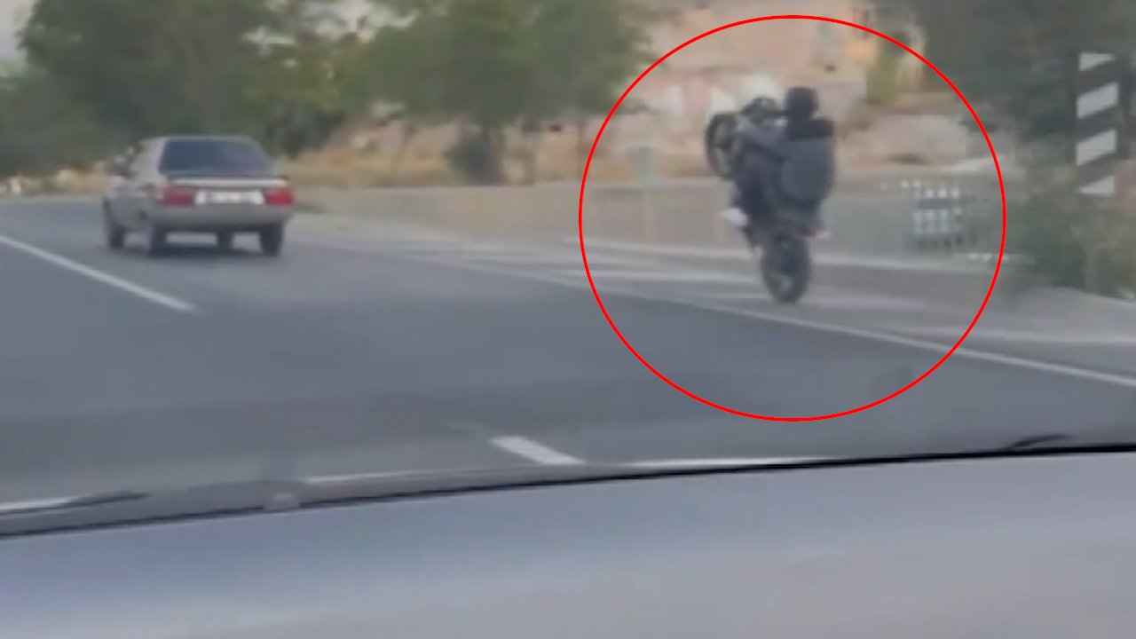 Akrobasi hareketi pahalıya patladı! Trafiği tehlikeye atan sürücüye 250 bin lira ceza